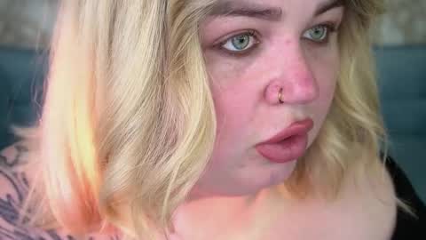 Snapshot of zarareign_ chatting on 15, 4, 2026 Lola online show from 15, 4, 2026