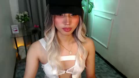 zelainalovetocum online show from 17, 2, 2025