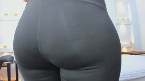 Zenda Evans online show from 5, 3, 2026