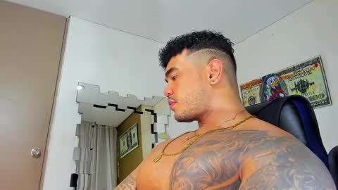 Snapshot of zeus_strong93 chatting on 13, 1, 2025 zeus strong online show from 13, 1, 2025