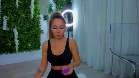 Snapshot of zinasquirts chatting on 19, 10, 2025 Galli online show from 19, 10, 2025