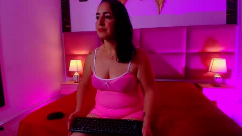 Snapshot of zoe_aitanaa chatting on 13, 11, 2025 zoe_aitanaa online show from 13, 11, 2025