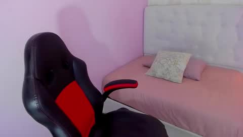 Snapshot of zoe_foster4 chatting on 7, 11, 2025 ZOE online show from 7, 11, 2025