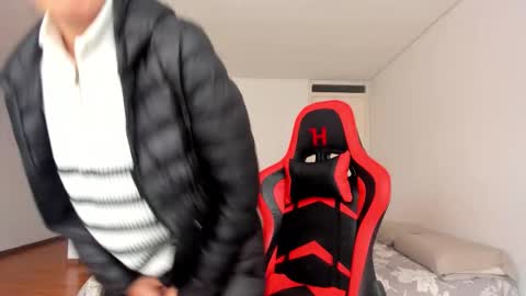 Snapshot of zoe_jeane_beker chatting on 18, 12, 2025 ZOE online show from 18, 12, 2025