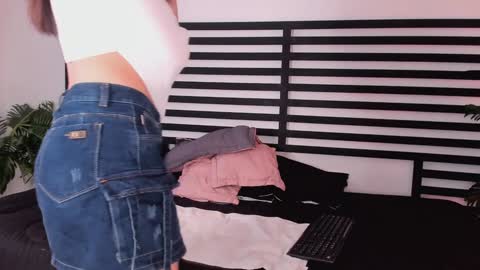 Zoe Olsen online show from 2, 1, 2025