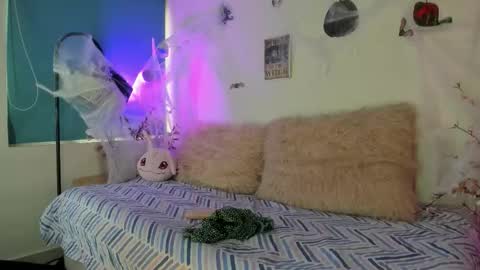 Snapshot of zoe_skyler chatting on 14, 10, 2025 Zoe  online show from 14, 10, 2025