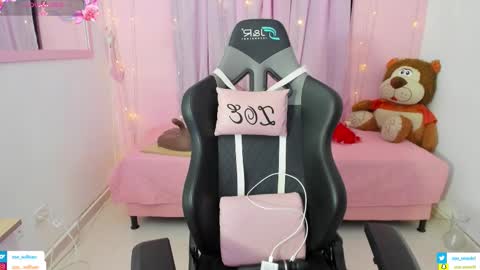 zoe_sullivan_ online show from 8, 11, 2025