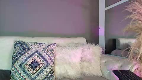 Snapshot of zoee_8 chatting on 8, 7, 2026 ZOE online show from 8, 7, 2026