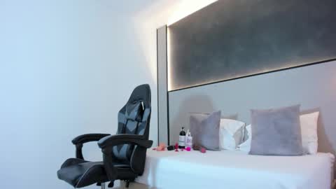 Snapshot of zoee_zi chatting on 24, 10, 2025 zoee_zi online show from 24, 10, 2025