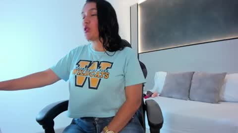 Snapshot of zoee_zi chatting on 25, 10, 2025 zoee_zi online show from 25, 10, 2025