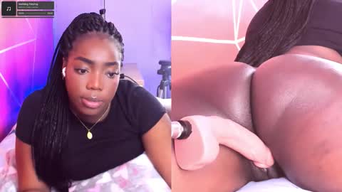 Snapshot of zoeethompson_cm chatting on 23, 11, 2025 online show from 23, 11, 2025