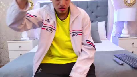 Zoe Krug online show from 18, 11, 2025