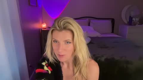 Zoeydanner online show from 2, 12, 2024