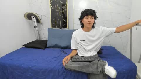 Snapshot of zoro_v chatting on 18, 10, 2025 online show from 18, 10, 2025