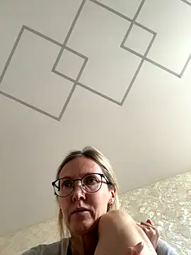 Snapshot of angelmommu chatting on 14, 11, 2025 angelmommu online show from 14, 11, 2025