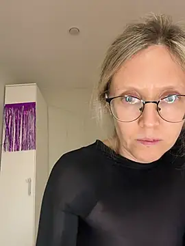 Snapshot of angelmommu chatting on 22, 2, 2026 angelmommu online show from 22, 2, 2026