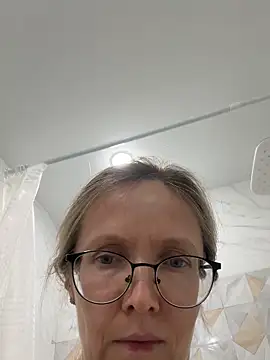 Snapshot of angelmommu chatting on 4, 4, 2026 angelmommu online show from 4, 4, 2026