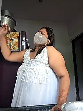 Snapshot of MOM-SUN-COUPLE chatting on 5, 10, 2025 MOM-SUN-COUPLE online show from 5, 10, 2025