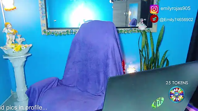 Snapshot of EmiTranny chatting on 28, 12, 2024 EmiTranny online show from 28, 12, 2024