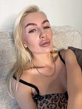 Snapshot of Mia_Roxie chatting on 21, 10, 2025 Mia Roxie online show from 21, 10, 2025
