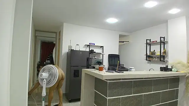 Snapshot of roxana_collins chatting on 7, 4, 2026 roxana collins online show from 7, 4, 2026