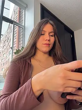AmelieLaurent  online show from 13, 5, 2026