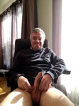 Snapshot of MichOxxford chatting on 13, 10, 2025 MichOxxford online show from 13, 10, 2025