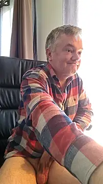 Snapshot of MichOxxford chatting on 15, 10, 2025 MichOxxford online show from 15, 10, 2025