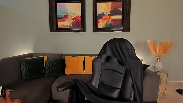 PuiYee online show from 20, 1, 2025