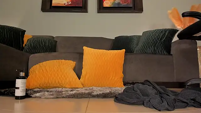 PuiYee online show from 21, 1, 2025