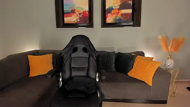 PuiYee online show from 4, 2, 2025