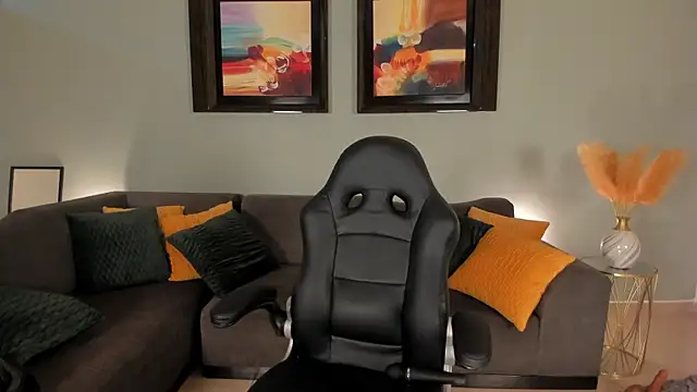 PuiYee online show from 19, 2, 2025