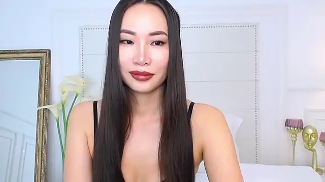 NaomiYuu online show from 11, 12, 2024