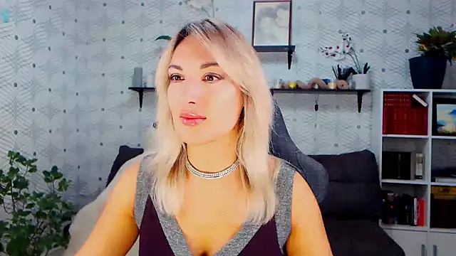 Snapshot of MillaXQueen chatting on 4, 11, 2025 MillaXQueen online show from 4, 11, 2025