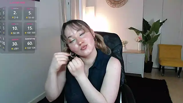 Snapshot of Crystal-dreamt chatting on 31, 5, 2026 Crystal-dreamt online show from 31, 5, 2026