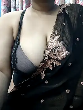 Snapshot of Sexybomb33 chatting on 8, 2, 2025 Sexybomb33 online show from 8, 2, 2025