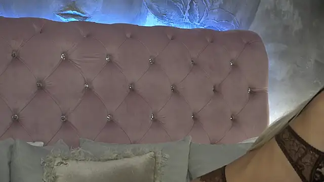 Snapshot of IvyRubens chatting on 23, 12, 2025 IvyRubens online show from 23, 12, 2025