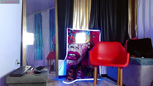 Snapshot of LatexDevil_Blondie chatting on 18, 12, 2024 LatexDevil Blondie online show from 18, 12, 2024