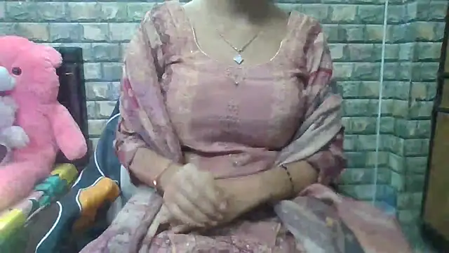 Snapshot of Sexy_iknoor chatting on 20, 10, 2025 Sexy iknoor online show from 20, 10, 2025