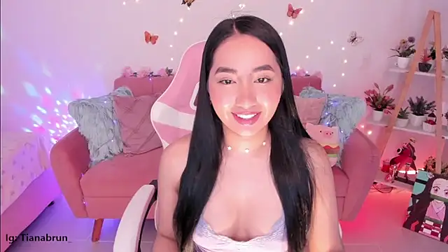 Snapshot of Zara_uwu_ chatting on 15, 10, 2025 Zara uwu  online show from 15, 10, 2025