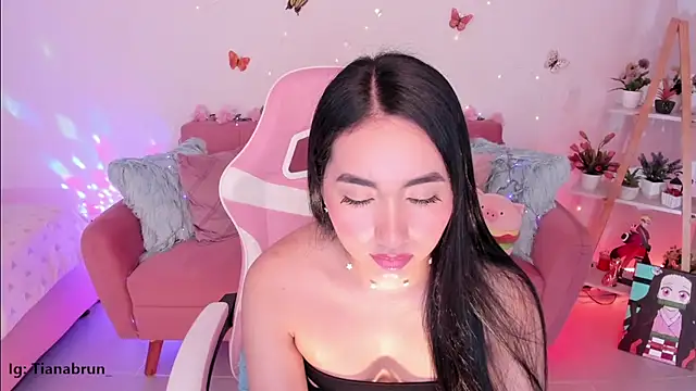 Snapshot of Zara_uwu_ chatting on 21, 10, 2025 Zara uwu  online show from 21, 10, 2025