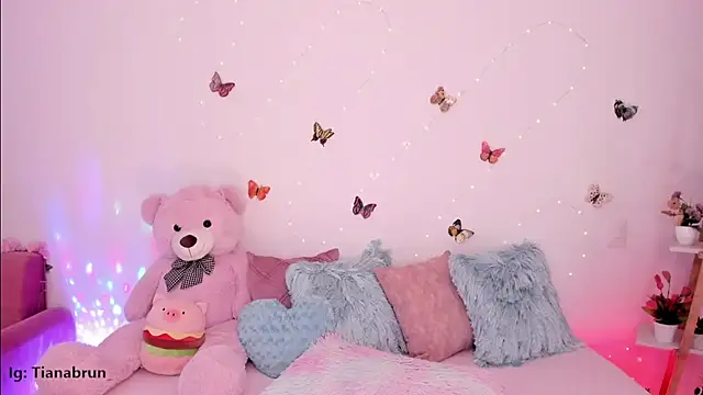 Zara uwu  online show from 13, 11, 2025