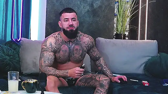Snapshot of masterkingofmusclee chatting on 7, 1, 2025 masterkingofmusclee online show from 7, 1, 2025
