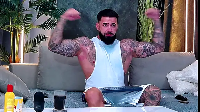 Snapshot of masterkingofmusclee chatting on 7, 10, 2025 masterkingofmusclee online show from 7, 10, 2025