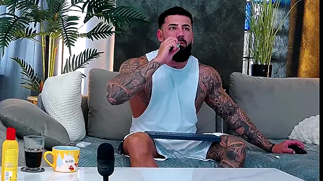 Snapshot of masterkingofmusclee chatting on 9, 10, 2025 masterkingofmusclee online show from 9, 10, 2025