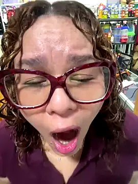 Snapshot of ROSALIALUCY chatting on 6, 10, 2025 ROSALIALUCY online show from 6, 10, 2025