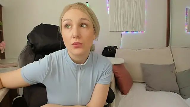 Snapshot of CarolMay chatting on 8, 4, 2026 CarolMay online show from 8, 4, 2026