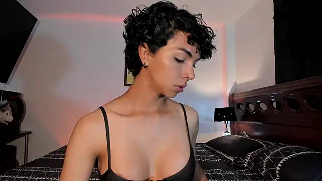 xhenisa  online show from 28, 12, 2024