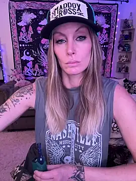 ItsDanniG online show from 11, 3, 2025