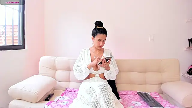 Snapshot of Alaia_Ferrer_ chatting on 2, 3, 2025 Alaia Ferrer  online show from 2, 3, 2025